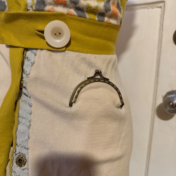 Adorable OS Local Designer Sweater with Tunic Coin Pockets - Picture 2 of 8